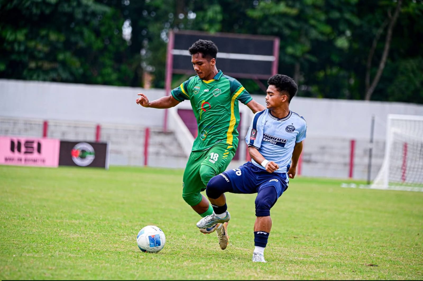 Pemain PSPP saat saling berebut bola dengan pemain Wahana FC Pekanbaru.